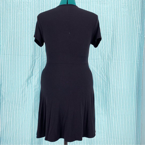 Magic Fit Black Short Sleeve Empire Waist V-Neck Fit and Flare Dress, Medium - Picture 9 of 16